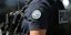 Κοντινό στο σήμα της γαλλικής αστυνομίας στον ώμο αστυνομικού