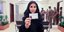 Γυναίκα κρατά δίπλωμα οδήγησης στη Σαουδική Αραβία