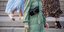 Γυναίκα με πράσινο φόρεμα και τσαντάκι