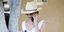 H Tζένιφερ Ανιστον με λευκή ολόσωμη φόρμα, ψάθινο καπέλο, γυαλιά και μωβ φουλάρι