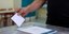 Ανδρας ρίχνει το ψηδοφέλτιο σε εκλογική κάλπη