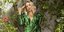 H Κέιτ Χάντσον με πράσινο μίνι φόρεμα και μαύρα παπούτσια