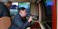 Ο Κιμ Γιονγκ Ουν με κυάλια παρακολουθεί δοκιμές πυραύλων