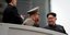 Ο Κιμ Γιονγκ Ουν με στρατιωτικούς γελάει