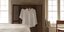 Kρεβατοκάμαρα με κρεβάτι, καρέκλα, ένα πουκάμισο και ένα T-Shirt κρεμασμένα