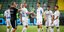 Οι παίκτες του Ατρομήτου αλληλοσυγχαίρονται μετά το ματς με τη Λέγκια στη Βαρσοβία