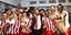Ο Βαγγέλης Μαρινάκης πανηγυρίζει με τους παίκτες του Ολυμπιακού