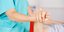 Γιατρός κρατά το χέρι ασθενούς σε νοσοκομείο