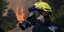 Πυροσβέστης δίνει μάχη με τη φωτιά στην Εύβοια