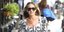Η Σάρα Τζέσικα Πάρκερ με φόρεμα και φουσκωτά μανίκια, γυαλιά ηλίου