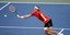 Ο Στέφανος Τσιτσιπάς χτυπάει το μπαλάκι του τένις