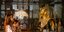 Κινέζοι τουρίστες παρακολουθούν τη χρυσή μάσκα του Τουταγχαμών στο μουσείο του Καΐρου