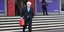 Ο πρωθυπουργός της Βρετανίας, Μπόρις Τζόνσον με κόκκινη βαλίτσα ανά χείρας