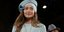 Η Τζίτζι Χαντίντ στην επίδειξη μόδας του Marc Jacobd με θαλασσί φόρεμα και ίδιο καπέλο