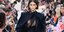 Η Κάια ΓΚέρμπερ με μαύρη διαφάνεια, μαύρο σακάκι και μαύρη φούστα σε επίδειξη μόδας