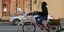 Γυναίκα κάνει ποδήλατο σε δρόμο της Τζέντα στη Σαουδική Αραβία 