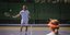Ο Στέφανος Τσιτσιπάς παίζει τένις με ένα παιδί 