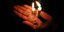 Κούρδισσα Γαζίντι κρατά στο χέρι αναμμένο ένα κερί 
