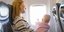 Μητέρα με μωρό σε αεροπλάνο