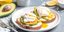 Αυγά ποσέ σε φρυγανισμένο ψωμί με αβοκάντο