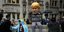 Διαδηλωτής ντυμένος Μπόρις Τζόνσον με στολή φυλακής έξω από το Ανώτατο Δικαστήριο στη Βρετανία