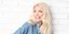 Η Ελένη Μενεγάκη με τζιν outfit χαμογελαστή για φωτογράφηση της εκπομπής