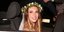 Η Ευρυδίκη νύφη με στεφάνι στα μαλλιά από λουλούδια 