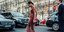 Μια fashionista με μάξι φόρεμα στους δρόμους της πόλης 