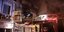 Πυροσβέστης σε όχημα σβήνει φωτιά σε κτίριο