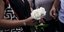 Γυναίκα με τριαντάφυλλα στα χέρια στην κηδεία Μαχαιρίτσα