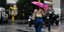 Γυναίκα κρατά ομπρέλα στη βροχή