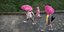 Γυναίκες με ροζ ομπρέλες