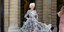 H Eλεν Μίρεν με μακρύ φόρεμα περπατά ξυπόλυτη στην πασαρέλα