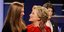 Η Τσέλσι και η Χίλαρι Κλίντον αγκαλιάζονται σε προεκλογική καμπάνια