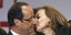 Ο Φρανσουά Ολάντ μοιράζεται ένα φιλί με τη δημοσιογράφο Βαλερί Τριερβελέρ