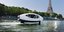 Το ιπτάμενο ταξί στα νερά του Σηκουάνα με φόντο τον πύργο του Άιφελ