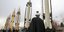 Κληρικός του Ιράν κοιτά εγχώριους πυραύλους σε έκθεση για τα 40 χρόνια από την «Ιρανική Επανάσταση»