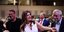 Η Κατερίνα Νοτοπούλου χαμογελαστή με λευκό φόρεμα σε ομιλία του Αλέξη Τσίπρα στη ΔΕΘ