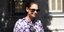 Η Κέιτι Χολμς με φλοράλ φόρεμα και γυαλιά στον δρόμο