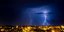 Η νύχτα γίνεται μέρα πάνω από τη Θεσσαλονίκη με την πτώση κεραυνών στην πόλη