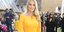 Η λαίδη Κίτι ΣΠένσερ με στενό κίτρινο φόρεμα 