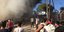 Μετανάστες κοιτάζουν τη φωτιά στη Μόρια