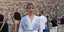 Η Νάντια Κοντογεώργη με μακρύ λευκό φόρεμα και μπλε αναφορές