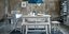 Τραπεζαρία με λευκό τραπέζι και καρέκλες, γαλάζιο φωτιστικό 