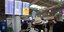 Επιβάτες συμβουλεύονται τον πίνακα πτήσεων στο αεροδρόμιο