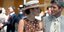 H Τζούλια Ρόμπερτς με πουά φόρεμα, καπέλο και γάντια λευκά κρατάει σαμπάνια