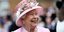 Η βασίλισσα Ελισάβετ με ροζ ταγέρ και ροζ καπέλο