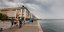 Κόσμος στο λιμάνι Θεσσαλονίκης με συννεφιά