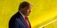 Ο Ντόναλντ Τραμπ σκυθρωπός σε κίτρινο φόντο