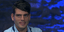 Ο Χρήστος Μπακας με γαλάζιο πουκάμισο και ποδιά στο MasterChef